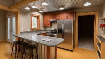 Een koelkast, een magnetron, een oven, een kookplaat