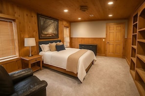 Desk, iron/ironing board, WiFi, bed sheets - Compass Retreat - The Lower Suite (Buchanan)