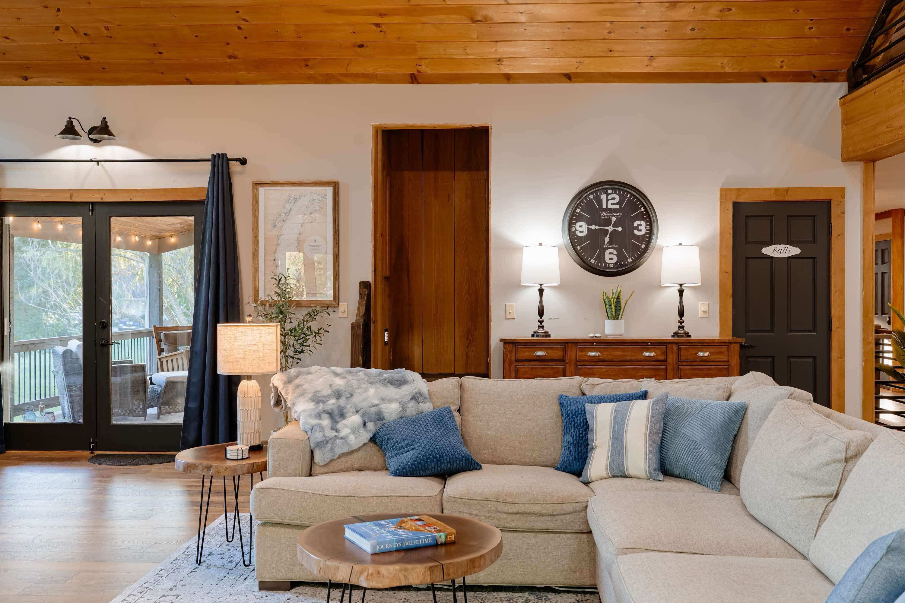 Télévision, cheminée, livres, espaces bureaux