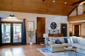 TV, fireplace, offices - Compass Retreat for large groups (Buchanan)