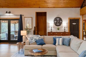 TV, fireplace, books, offices - Compass Retreat for large groups (Buchanan)