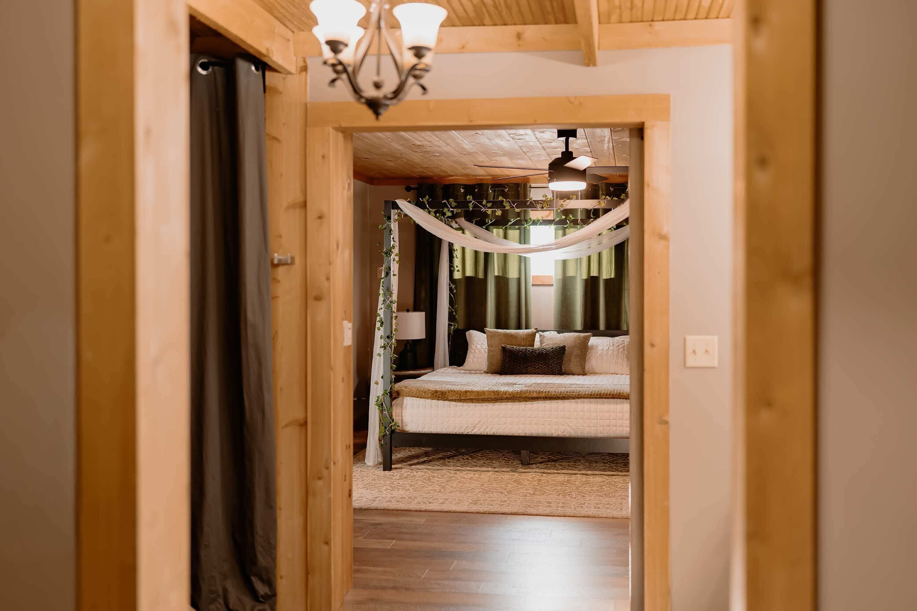 10 slaapkamers, een bureau, een strijkplank/strijkijzer, reisbedje