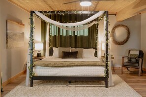 10 bedrooms, desk, iron/ironing board, travel cot - Compass Retreat for large groups (Buchanan)