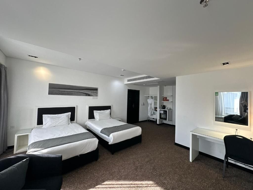 Chambre avec lits jumeaux | Bureau, espace de travail pour ordinateur portable