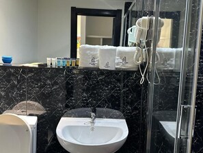 Double Room | Meja, ruang kerja komputer riba, seterika/papan seterika 