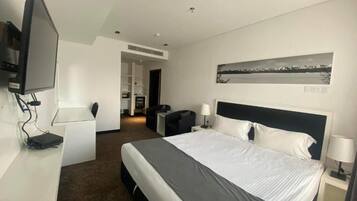 Escritorio y espacio para trabajar con laptop