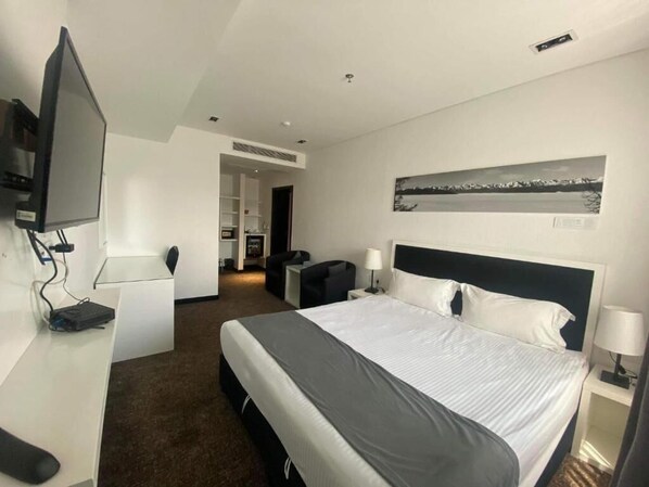 Double Room | Desk, laptop workspace, iron/ironing board