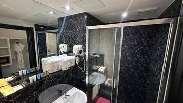 Ducha, secador de pelo, toallas, jabón