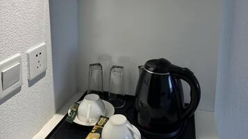 Escritorio y espacio para trabajar con laptop