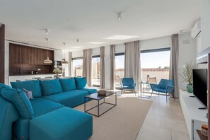 TV, fireplace - Modern home with infinity pool and sea view (Krnica)