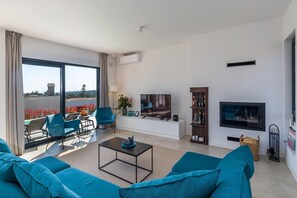 TV, fireplace - Modern home with infinity pool and sea view (Krnica)