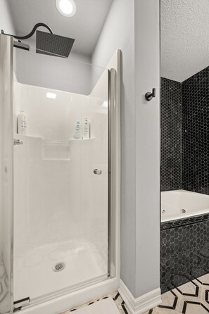 Een douche, een haardroger, handdoeken, shampoo