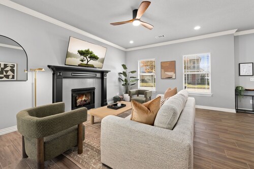 Basecamp - 3 miles to DT