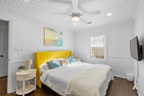 2 bedrooms, desk, iron/ironing board, WiFi
