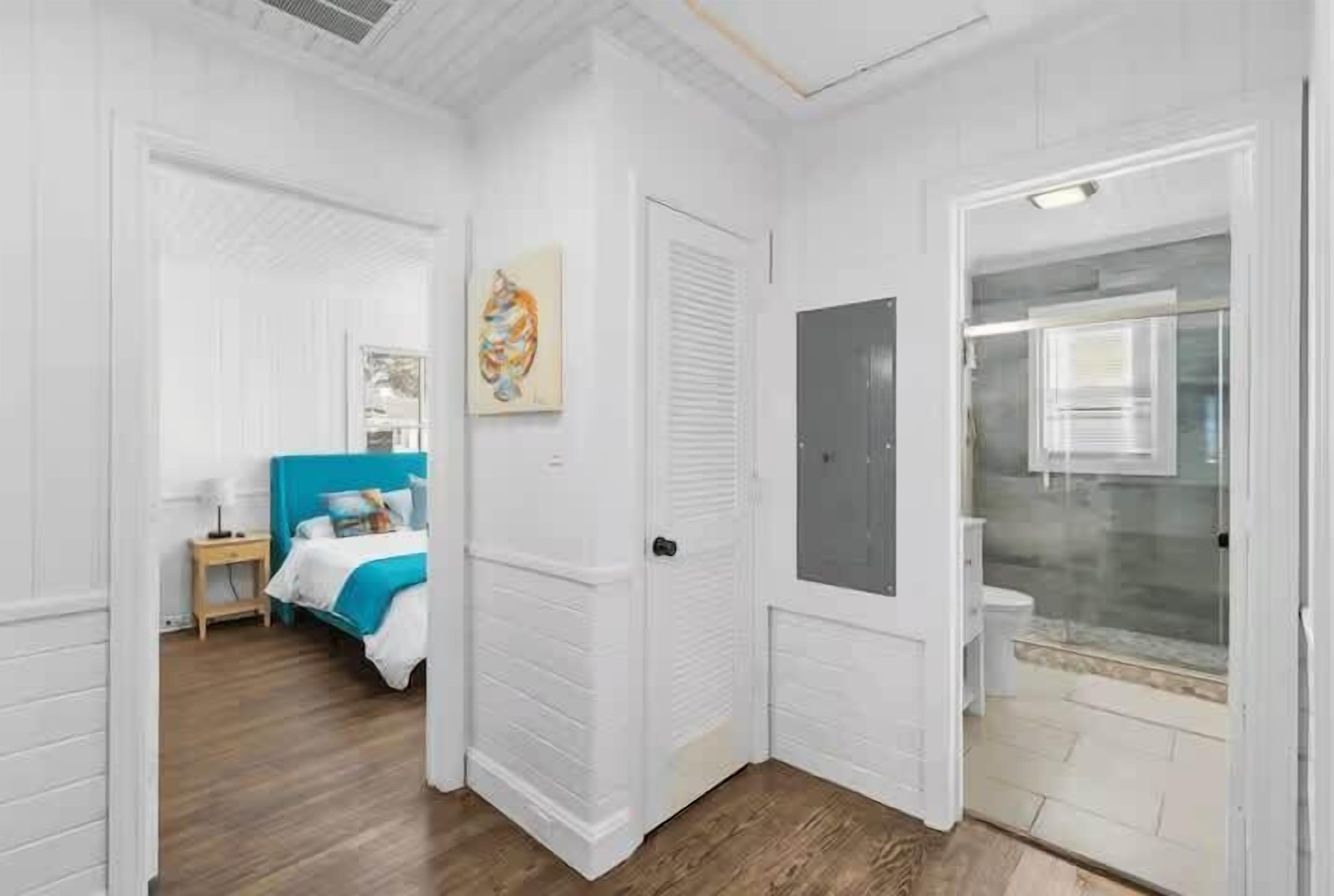 2 bedrooms, desk, iron/ironing board, WiFi