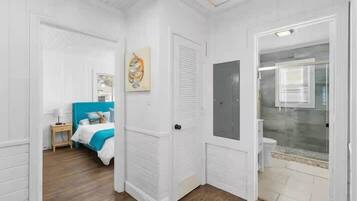 2 bedrooms, desk, iron/ironing board, WiFi