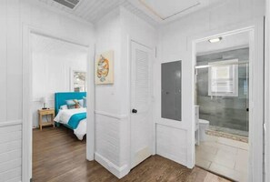 2 bedrooms, desk, iron/ironing board, WiFi