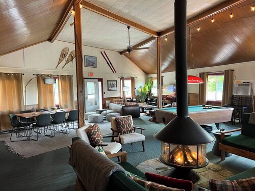 Entire Hotel • 50 Person Capacity Bromley View Inn