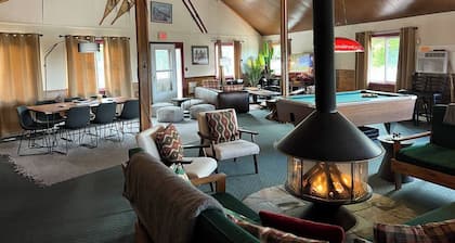 Entire Hotel âą 50 Person Capacity Bromley View Inn