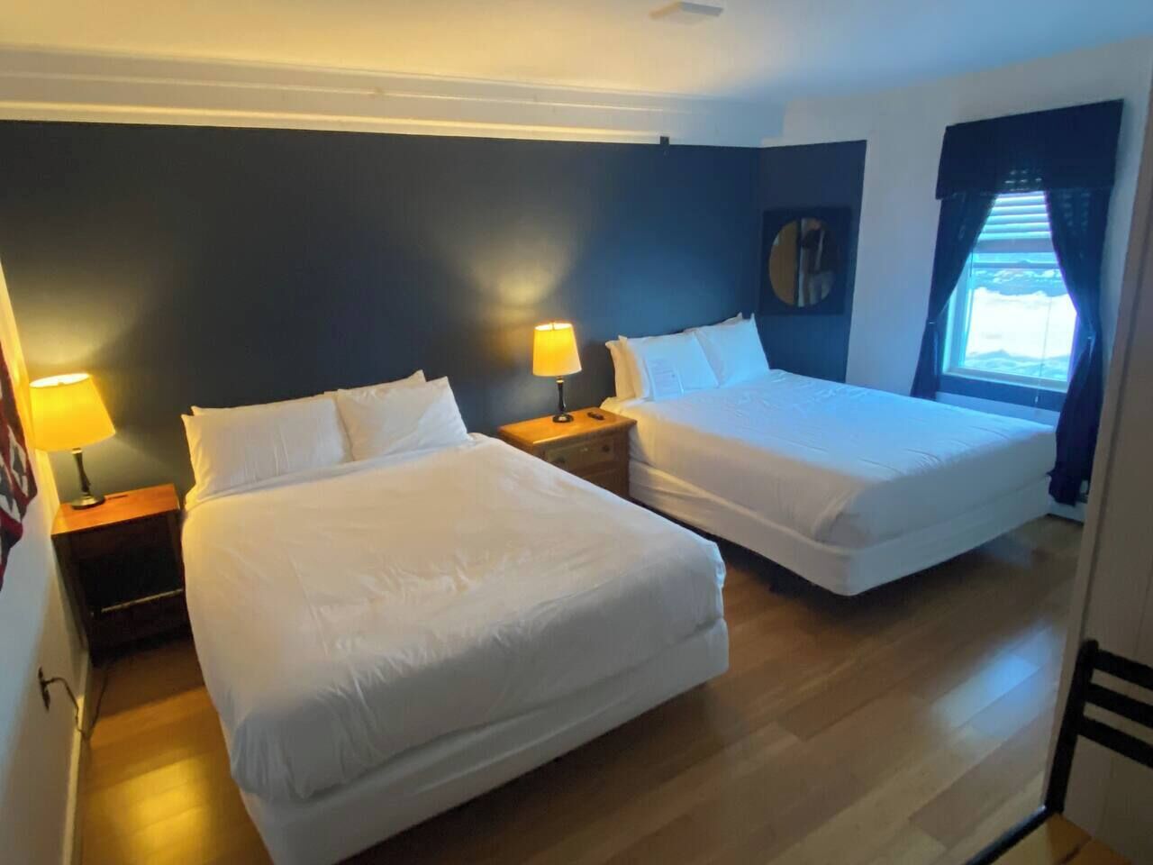 办公桌、熨斗/熨衣板、WiFi