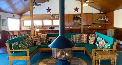 Entire Hotel • 50 Person Capacity Bromley View Inn