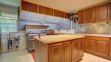 Fridge, coffee/tea maker