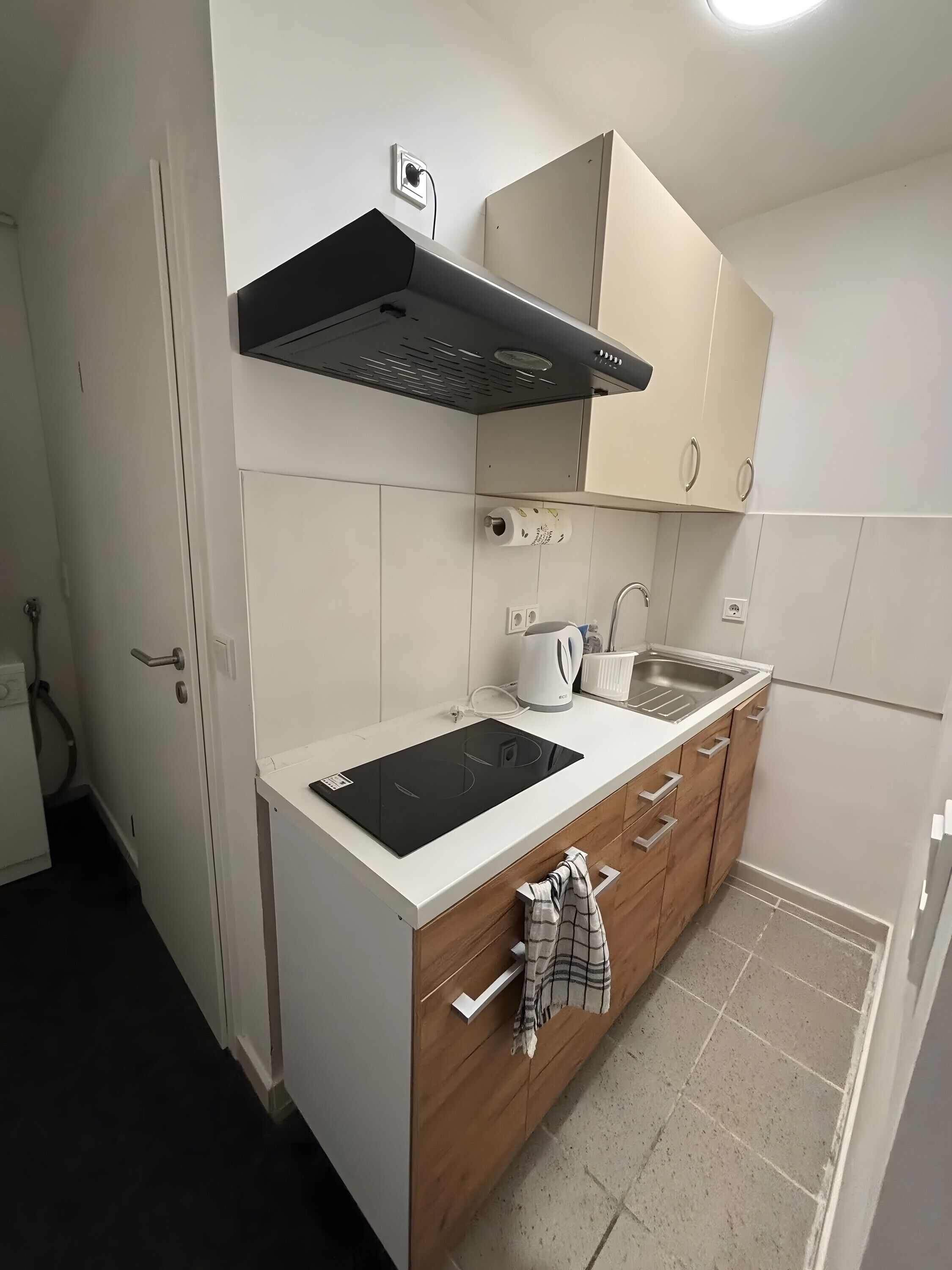 Fridge, microwave, stovetop, electric kettle