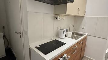 Refrigerador, microondas, placa de cocina, tetera/pava eléctrica