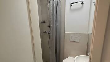 Een douche, handdoeken