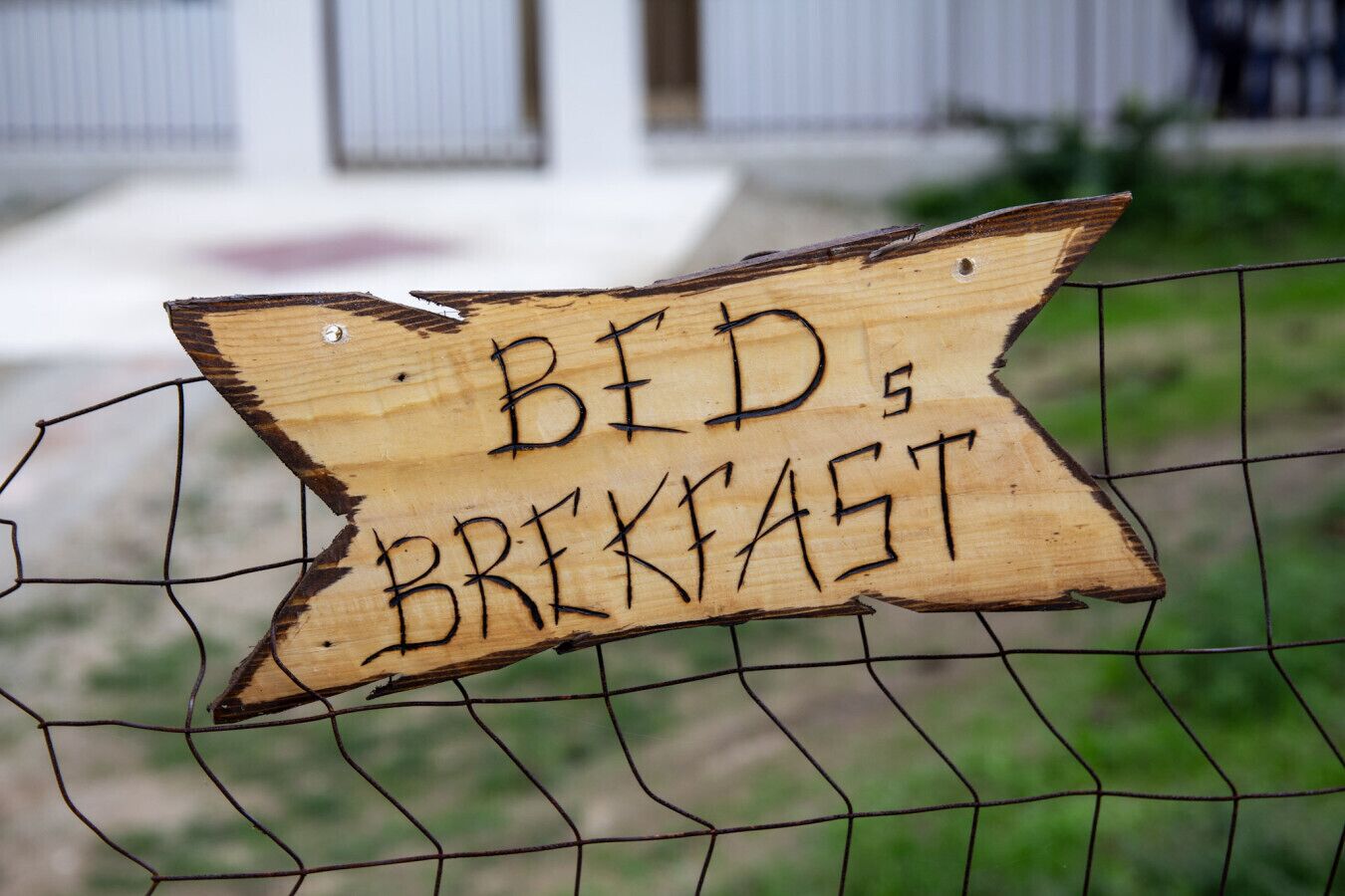 Un letrero de madera con el texto 