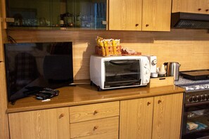 Kjøleskap, ovn, kokeplater og kaffetrakter/tekoker