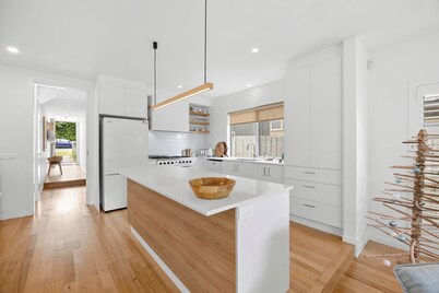 Beachside Bliss: 4 BR, 2.5 BA House in Torquay, Sleeps 10