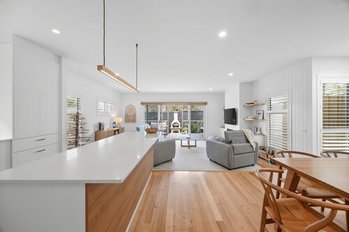 Beachside Bliss: 4  BR, 2.5  BA House in Torquay, Sleeps 10