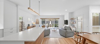 Beachside Bliss: 4  BR, 2.5  BA House in Torquay, Sleeps 10