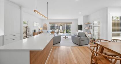 Beachside Bliss: 4 BR, 2.5 BA House in Torquay, Sleeps 10