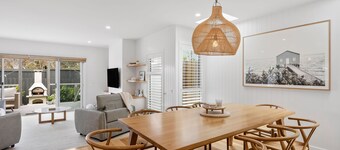 Beachside Bliss: 4  BR, 2.5  BA House in Torquay, Sleeps 10