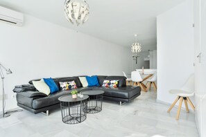 TV - Central Nerja Apartment – Unbeatable Location! (Nerja)