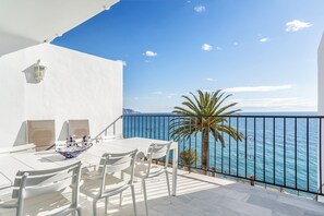 Outdoor dining - Central Nerja Apartment – Unbeatable Location! (Nerja)