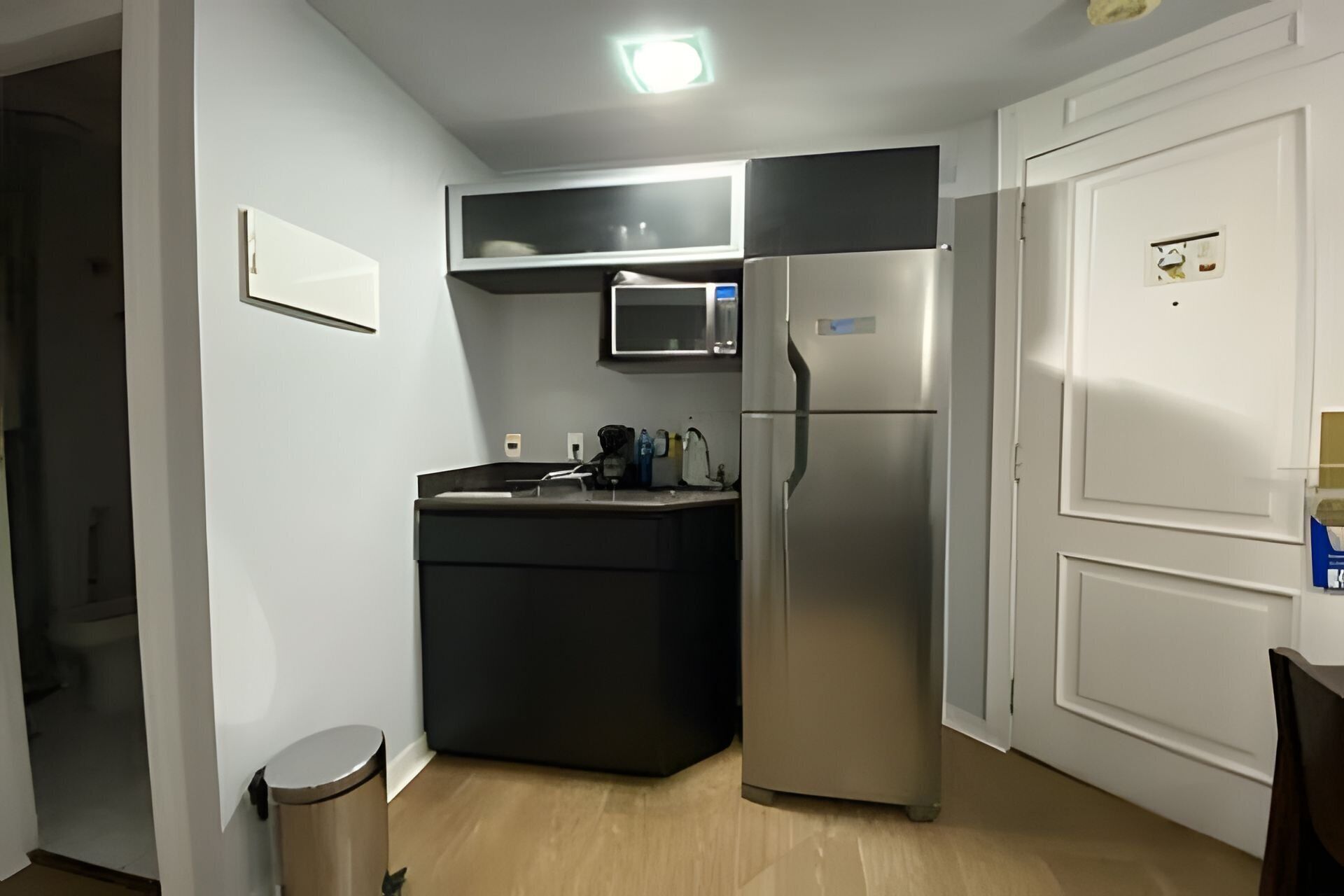 Kylskåp, mikrovågsugn, kaffe- och tebryggare och grytor/köksredskap