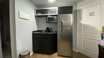 Kylskåp, mikrovågsugn, kaffe- och tebryggare och grytor/köksredskap