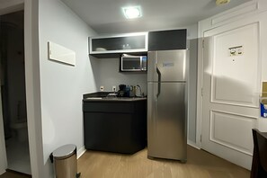 Frigorífico, microondas, cafetera o tetera y utensilios de cocina