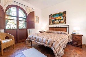 3 bedrooms, free WiFi, bed sheets - Villa 2000-Rokkaria is a charming terraced house within an elegant condominium in the center of Villasimius.The property stands out for its Moorish-style architecture, surrounded by lush vegetation, and enjoys a prime location between the sea and the tow (Villasimius)