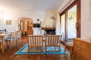 Dining - Villa 2000-Rokkaria is a charming terraced house within an elegant condominium in the center of Villasimius.The property stands out for its Moorish-style architecture, surrounded by lush vegetation, and enjoys a prime location between the sea and the tow (Villasimius)