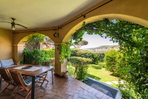 Outdoor dining - Villa 2000-Rokkaria is a charming terraced house within an elegant condominium in the center of Villasimius.The property stands out for its Moorish-style architecture, surrounded by lush vegetation, and enjoys a prime location between the sea and the tow (Villasimius)