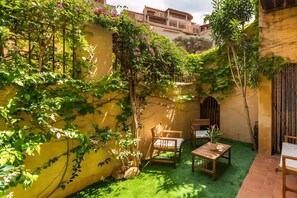 Property grounds - Villa 2000-Rokkaria is a charming terraced house within an elegant condominium in the center of Villasimius.The property stands out for its Moorish-style architecture, surrounded by lush vegetation, and enjoys a prime location between the sea and the tow (Villasimius)