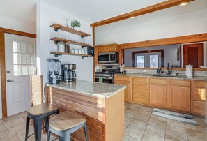 Kylskåp, mikrovågsugn, ugn och spishäll