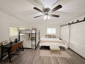 2 chambres, bureau, fer et planche à repasser, lit parapluie