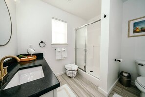 Shower, hair dryer, towels - Retreat at Applegate Trail (Bentonville)