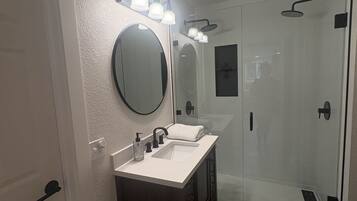 Shower, hair dryer, bidet, towels