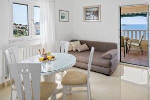 TV, video games - Seaview Villa Ana – A Luxurious Escape Featuring a Private Pool, 6 Bedrooms, Spa Zone, and Just 450m from the Beach (Ražanj)